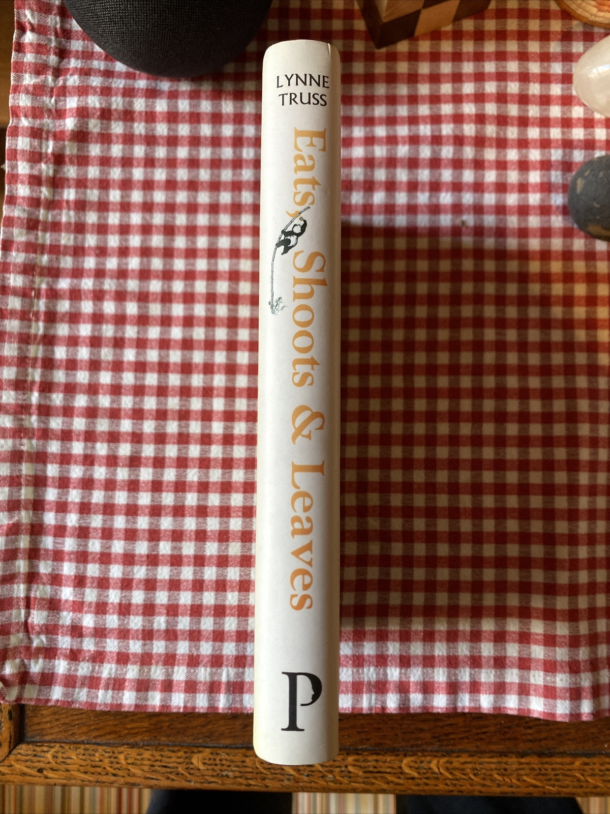 Eats Shoots & Leaves: The Zero Tolerance Approach to Punctuation by Lynne Truss